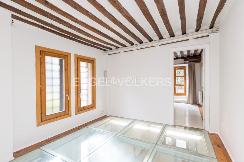 Foto 51e00c4a-4b99-4f06-9ad9-8cf9306cc998. Apartamento singular dúplex reformado de los austrias en Madrid