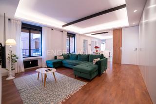 Appartement  Calle de la santísima trinidad. Piso con reforma de alta calidad, con garaje y trastero, en traf