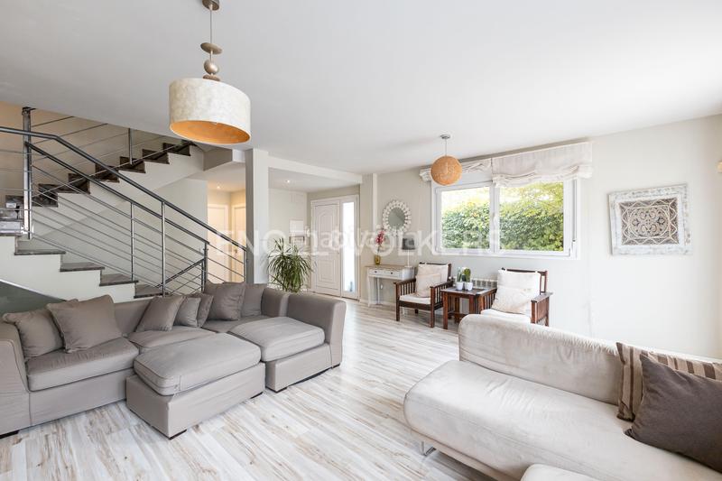 Foto 090550f3-b8c5-424a-8fb0-633f56c5e91d. House with heating parking pool in Miramadrid Paracuellos de Jarama