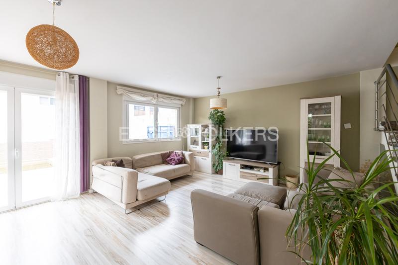 Foto f9c6f30e-eca6-4b3c-9f65-cc1dfeb07ef0. House with heating parking pool in Miramadrid Paracuellos de Jarama