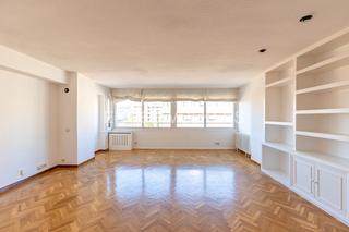 Location Appartement à Hispanoamérica-Bernabéu. Amplio y luminoso piso de 3 dormitorios en chamartín