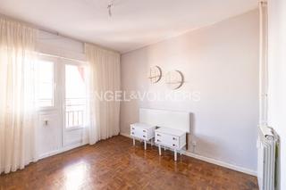 Apartament a Aluche. Vivienda luminosa con terraza en planta alta