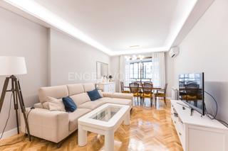 Appartement à Hispanoamérica-Bernabéu. Exclusivo piso reformado con garaje y trastero en chamartín