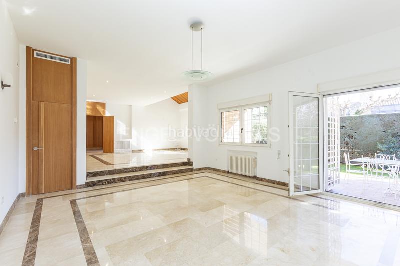 Foto a2e9dc8e-8b0f-445c-b2fe-73682934ee54. Alquiler casa magnífico chalet reformado en urb. valdepastores en Boadilla del Monte