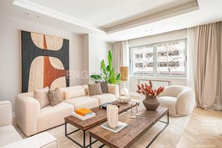 Appartement à Castellana. Piso reformado con grandes ventanales en príncipe de vergara