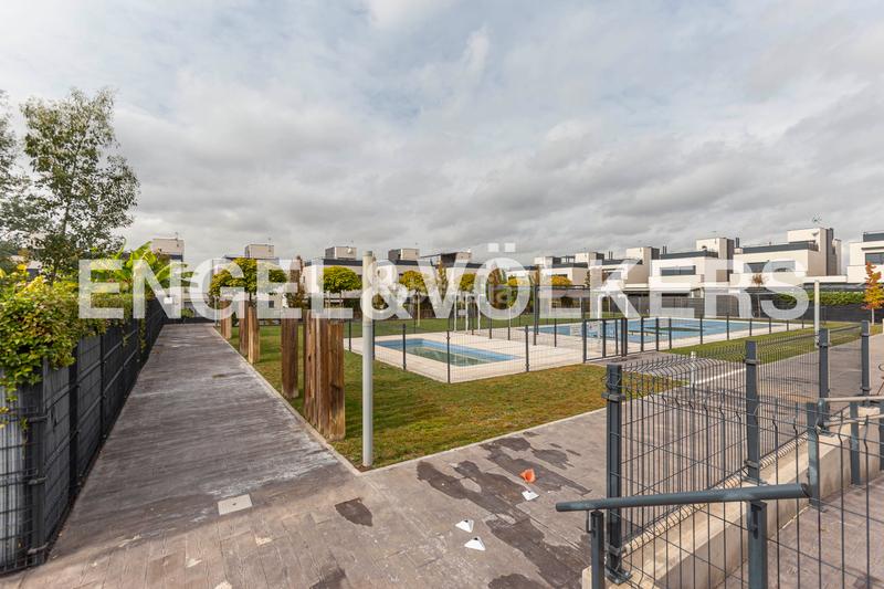 Foto 46be2119-6d91-4b8e-83a4-51e984e81317. Casa a schiera con riscaldamento parcheggio in Cortijo sur Boadilla del Monte