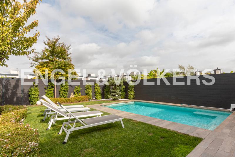 Foto c11f6b6e-9eed-475d-8702-ad1dd00c6351. Casa a schiera con riscaldamento parcheggio in Cortijo sur Boadilla del Monte