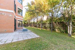 Appartement à Valdemarín. Exclusivo y amplio bajo con jardín y piscina en valdemarín