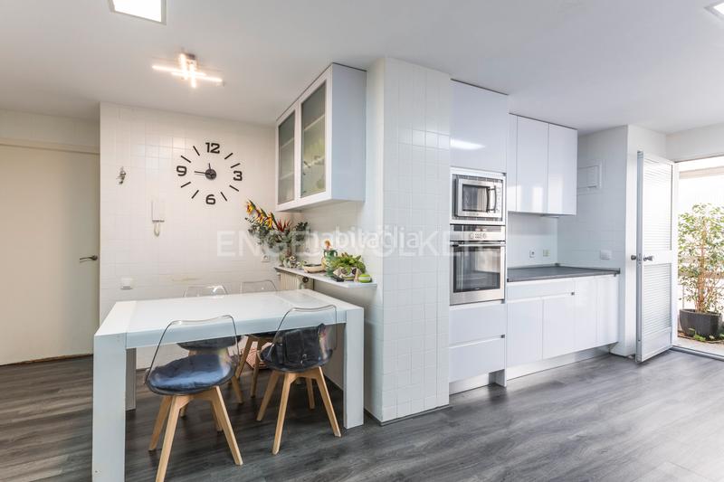 Foto 4b36261b-1115-4ce8-9897-7310186245cb. Apartament amb calefacció aparcament a Ciudad Jardín Madrid