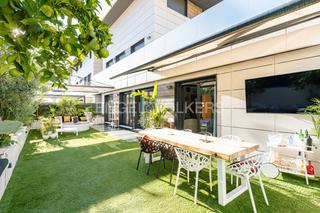 Apartament a Valenoso. Maravisollo bajo con jardín tropical en boadilla del monte