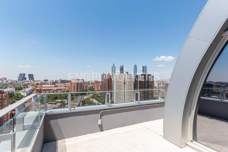 Foto f940fa5d-daa9-4765-9bd2-622d5a2e832b. Apartamento duplex de lujo en arturo soria Costillares en Madrid