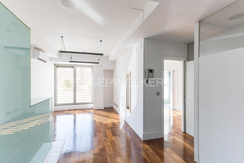 Foto d64a3ff3-2d1d-437a-8704-a64915fa3a89. Apartamento maravilloso duplex con posibilidad de 2 apartamentos. en Madrid