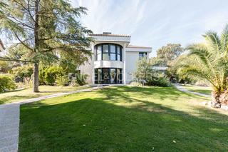 Casa a Urbanización Este-Montepríncipe. Moderno chalet en montepríncipe