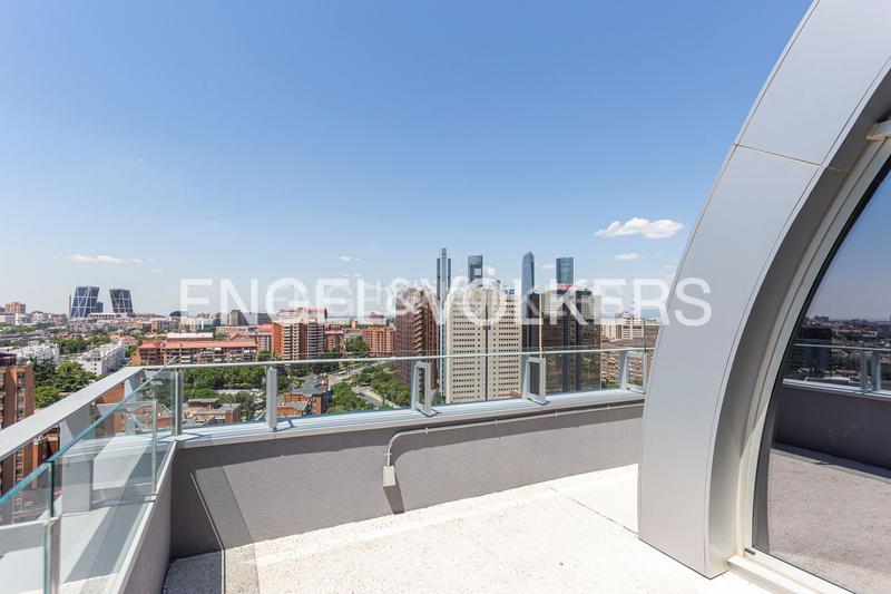 Foto 092e69c5-0297-4b94-87f9-6d63fcff3d32. Duplex with heating parking pool in Costillares Madrid