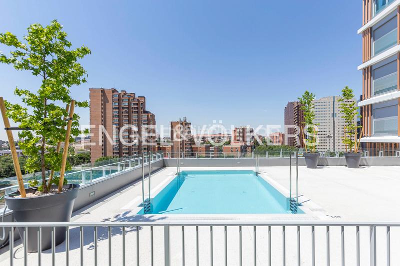 Foto 3f9b67e8-bef7-43e4-b6e2-a42020c349f7. Duplex with heating parking pool in Costillares Madrid
