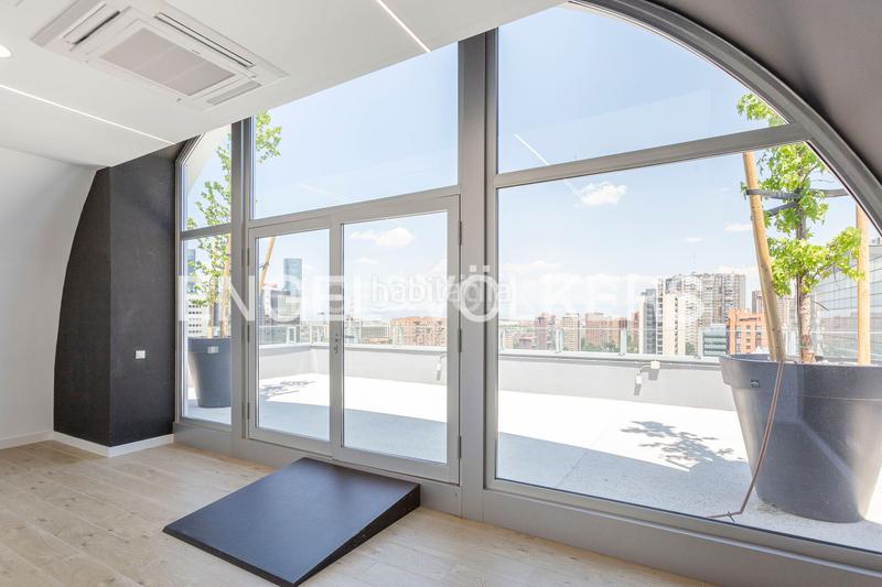 Foto 56f47e54-1064-4ec2-af3c-0f0ef1bd6691. Duplex with heating parking pool in Costillares Madrid