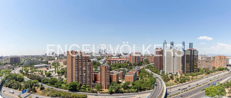 Foto 62ebfd82-be71-40af-8e4b-13eb43f184c1. Duplex with heating parking pool in Costillares Madrid