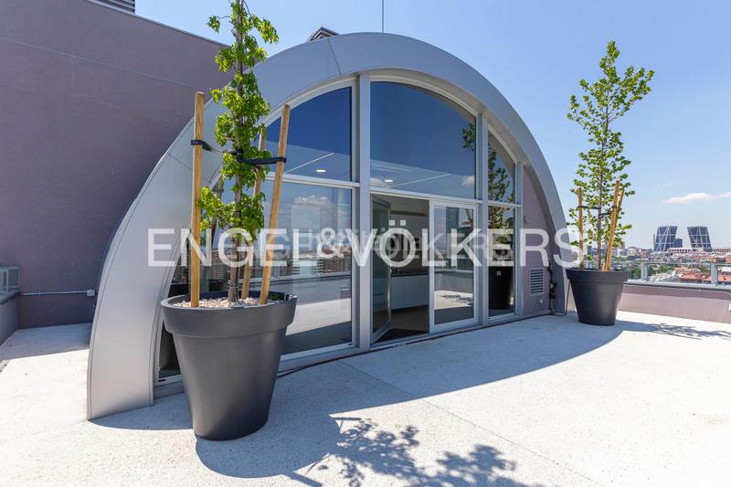 Foto c1a6aaa1-4105-454f-b12b-405446a49171. Duplex with heating parking pool in Costillares Madrid