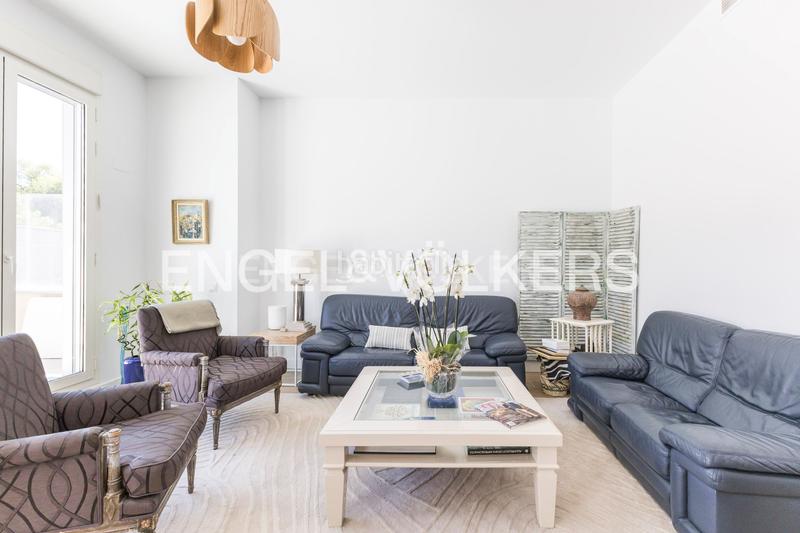 Foto ea6fc20d-0aff-4742-bcd7-7ca89d11c21d. Duplex with heating parking pool in Costillares Madrid