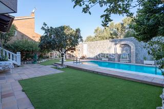 Casa a Urbanizaciones. Gran chalet individual en rivas con piscina y jardín privado