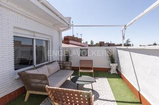Rent Penthouse in Hispanoamérica-Bernabéu. Espléndido ático de diseño de 2 dormitorios y 2 baños con terraz