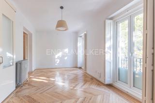 Miete Appartement in Jerónimos. Elegante y luminoso piso en alfonso xii con vista al  parque del