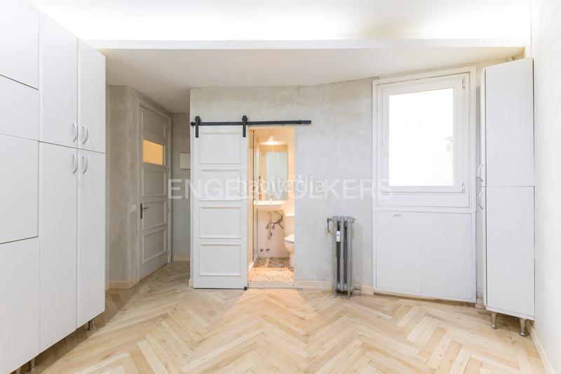 Foto d20e7efc-1a25-4c9f-880a-3fa29c72bd9c. Alquiler apartamento elegante y luminoso piso en alfonso xii con vista al parque del retiro en Madrid