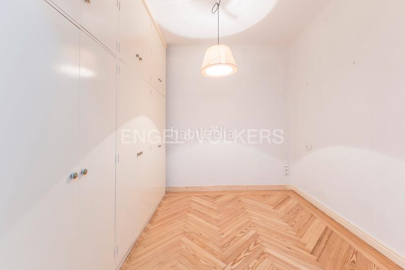 Foto b0a17470-513b-43f3-8bae-1f52f2a9bb51. Rent apartment with heating in Jerónimos Madrid