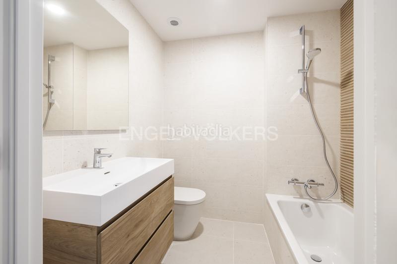 Foto 1860d350-b6d5-4b47-a3f7-1ed08b7b08a3. Alquiler apartamento piso en urbanización de lujo río en Madrid