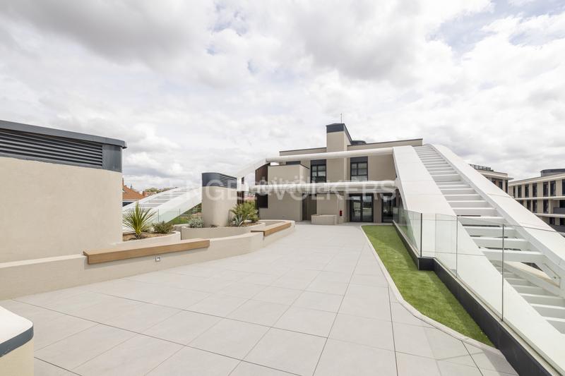 Foto 5c66bf49-8668-4a4b-968a-ab79c4b56ad7. Alquiler apartamento piso en urbanización de lujo río en Madrid