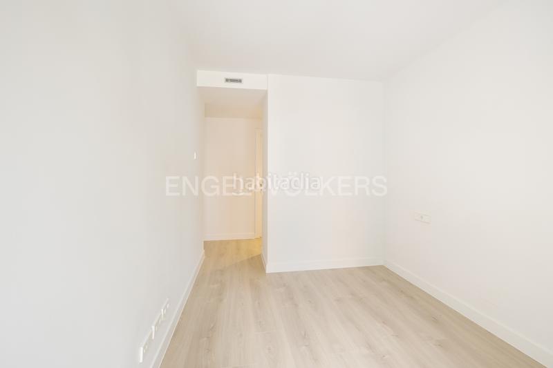 Foto 9a0543d1-283d-4ccf-babb-f02ee91ad6a2. Alquiler apartamento piso en urbanización de lujo río en Madrid