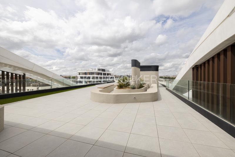 Foto adb31a3e-ae9c-4f96-a717-52b602a67ddc. Alquiler apartamento piso en urbanización de lujo río en Madrid