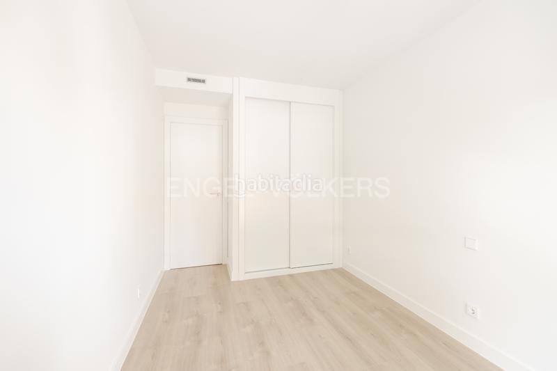 Foto c5463884-c197-4634-9e7c-0af78cbd7089. Alquiler apartamento piso en urbanización de lujo río en Madrid