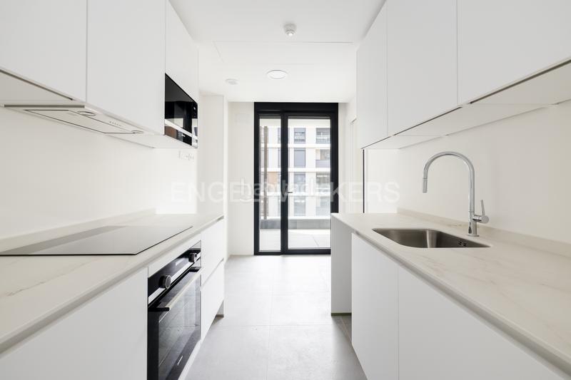 Foto e032336c-f177-4b2f-aa82-2cd2634ce927. Alquiler apartamento piso en urbanización de lujo río en Madrid