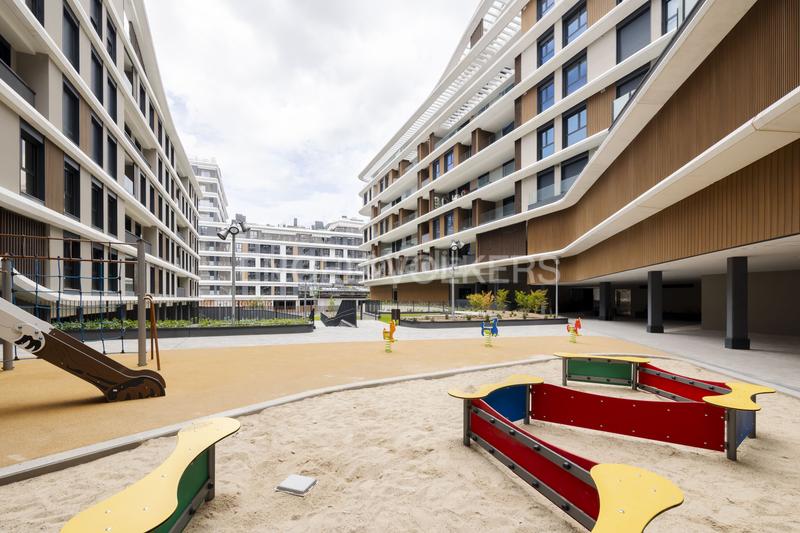 Foto f121efde-4d8a-4a09-85d2-80dbec6f9d36. Alquiler apartamento piso en urbanización de lujo río en Madrid