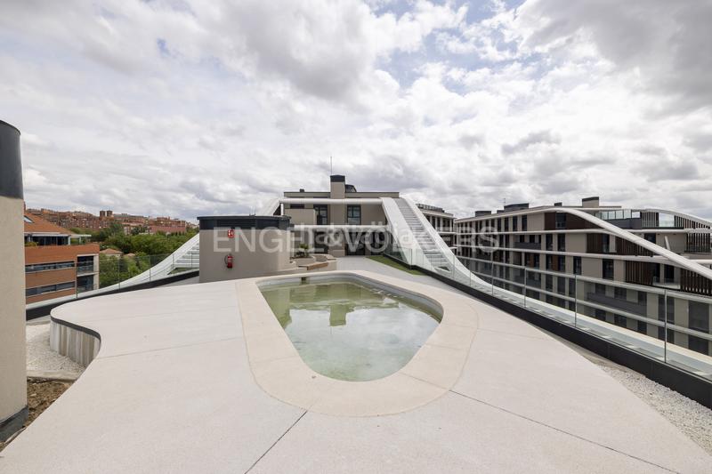 Foto fc4b180b-a0d5-4ca0-a87b-8c58ff7e919a. Alquiler apartamento piso en urbanización de lujo río en Madrid