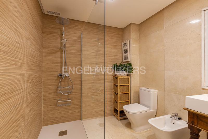 Foto 1d385cb1-42fd-4a3e-95e3-542fef0e836a. Alquiler casa exclusivo chalet en conde de orgaz con piscina y jardines en Madrid