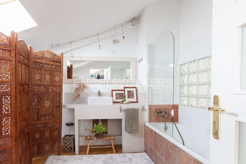 Foto 90250bcd-8172-431e-8032-ff86ce454e15. Alquiler casa exclusivo chalet en conde de orgaz con piscina y jardines en Madrid