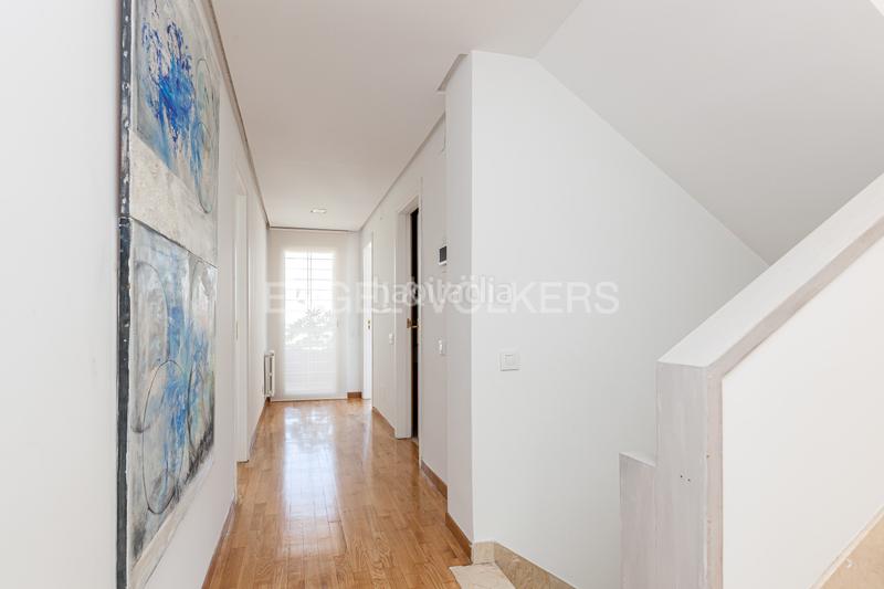 Foto a2d55fc0-da5b-4fc9-bda5-3962d6eb961b. Alquiler casa exclusivo chalet en conde de orgaz con piscina y jardines en Madrid