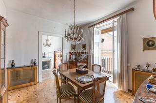 Apartament a Cortes-Huertas. Fantástico piso para reformar con plaza de garaje en cortes