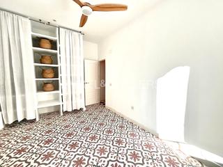 Apartament a Embajadores-Lavapiés. Vivienda exterior con tres balcones a la calle en lavapiés