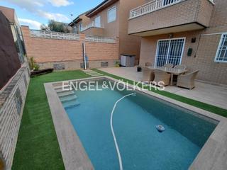 Miete Haus in Loeches. Casa con piscina, jardín y garaje en loeches
