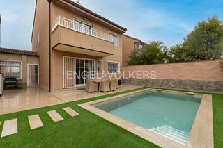 Rent House in Loeches. Casa con piscina, jardín y garaje en loeches