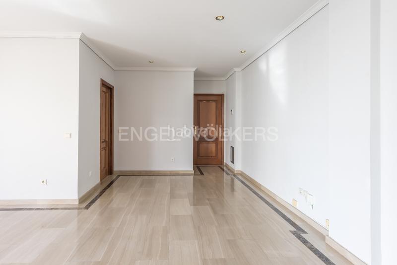 Foto 172deb83-2c33-495d-a71d-98f7a5f24b67. Lloguer apartament amb calefacció aparcament a Nueva España Madrid