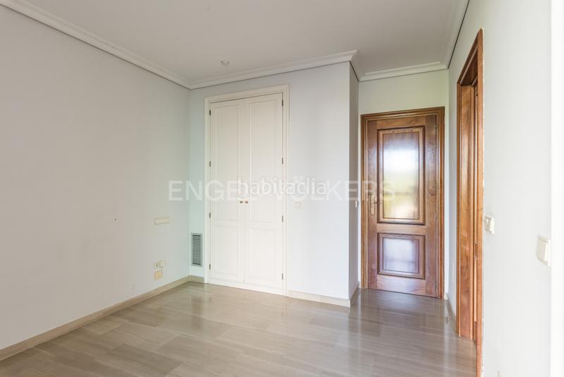 Foto 9bee4580-96fc-44c9-8c6e-7d5519367c82. Location appartement avec chauffage parking dans Nueva España Madrid