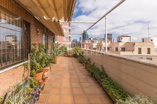 Location Attique à Ríos Rosas-Nuevos Ministerios. Luminoso ático con terraza y mucha luz natural.