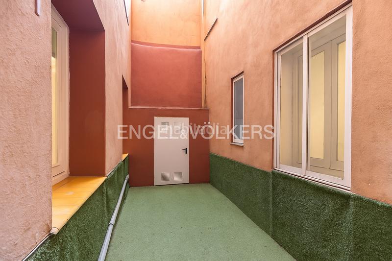 Foto 106ceb40-d7f2-48ef-a807-680efcf6cb78. Apartamento versátil piso con patio privado en chamberí en Madrid