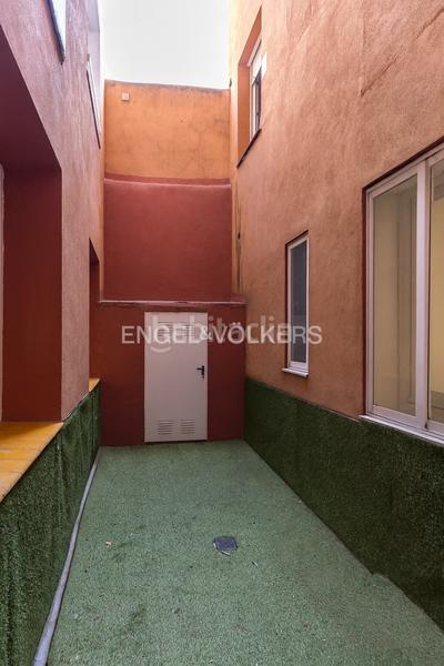 Foto a8a2b9ad-a8c6-4ed2-afdd-24d116dbd1ba. Apartamento versátil piso con patio privado en chamberí en Madrid