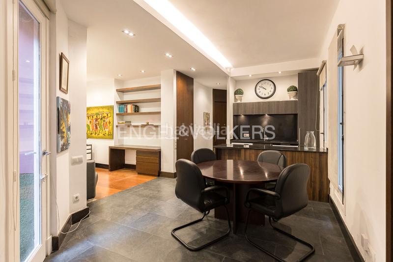 Foto b1146eb0-0aa3-42ea-bf56-672a2654ba11. Apartamento versátil piso con patio privado en chamberí en Madrid