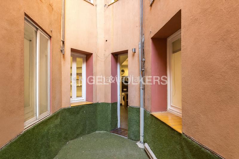 Foto c830b347-68be-4c0b-86a0-e521ba3ef2ac. Apartamento versátil piso con patio privado en chamberí en Madrid